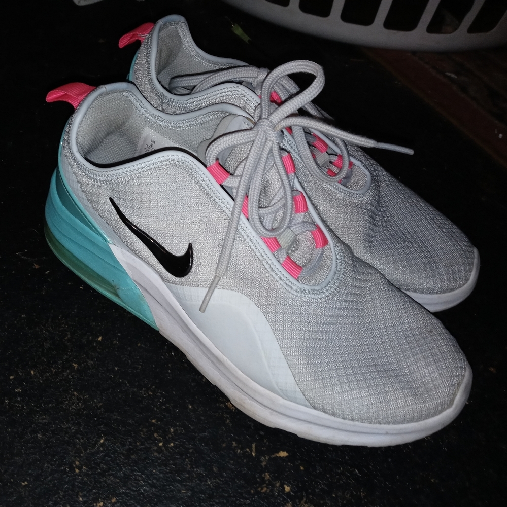 Women's nike air max motion 2 size 8